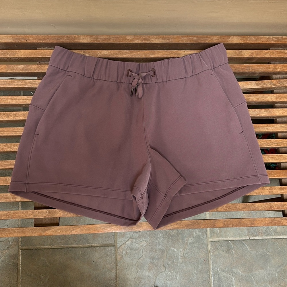 Lululemon Polyester Shorts w/Pockets Size 10